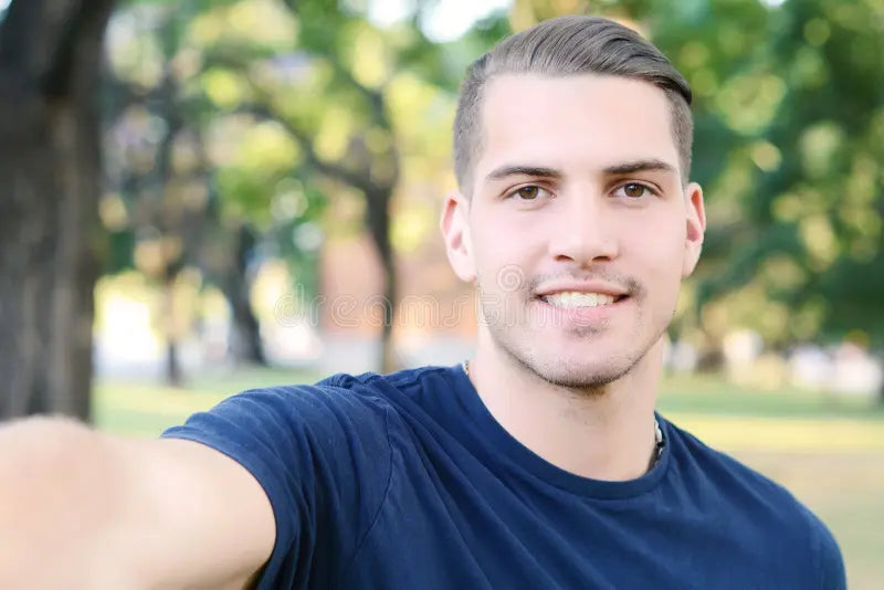 files/hombre-latino-joven-que-toma-un-selfie-en-un-parque-94485140.webp